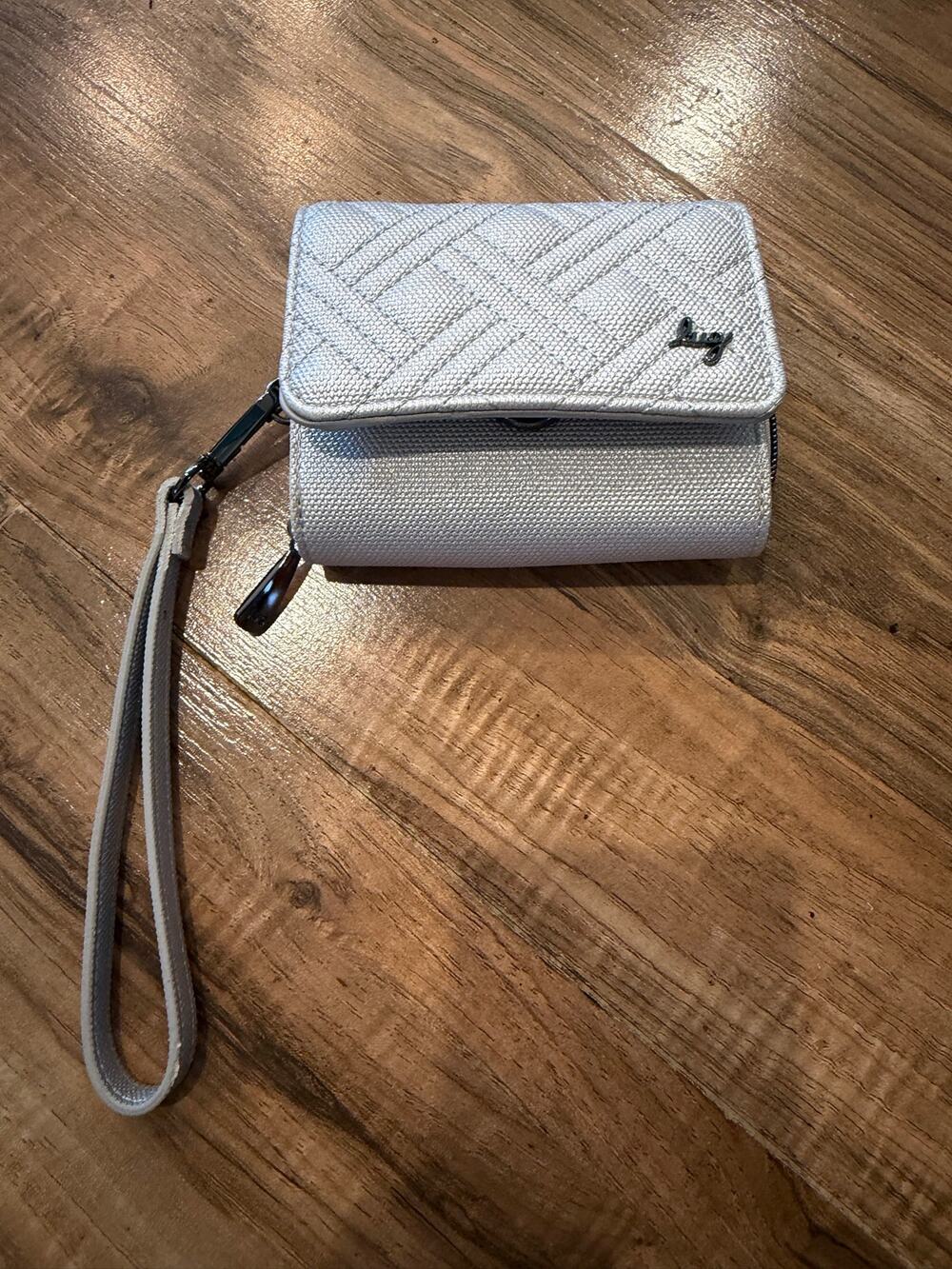 Lug wallet
